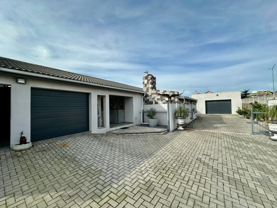 5 Bedroom Property for Sale in Loucharmante Western Cape